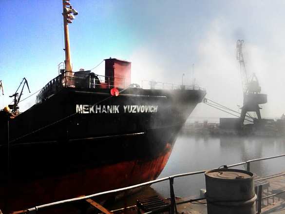 В Мариуполе загорелся теплоход, есть пострадавший (ФОТО) | Русская весна