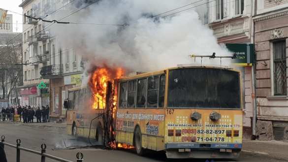 Пламя из окон и чёрный дым: на улице Русской в Тернополе загорелся троллейбус (ФОТО, ВИДЕО) | Русская весна