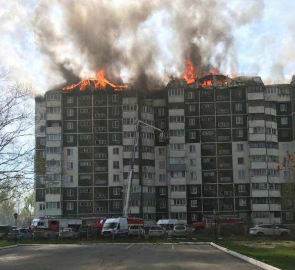 Площадь возгорания 700 кв. м: в Южно-Сахалинске пылает 10-этажный дом (ФОТО, ВИДЕО) | Русская весна