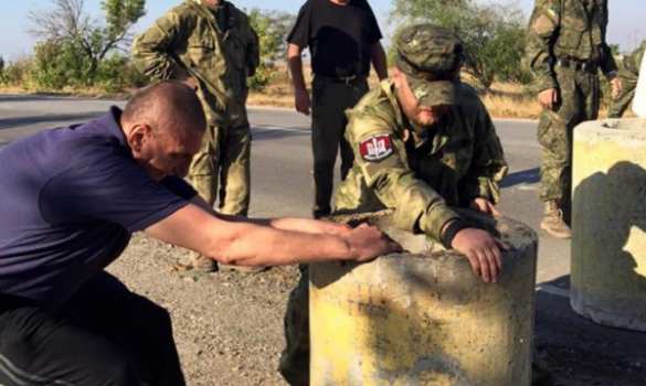 «Правосеки» на трассе возле границы Украины с Крымом устанавливают бетонные блоки (ФОТОРЕПОРТАЖ) | Русская весна