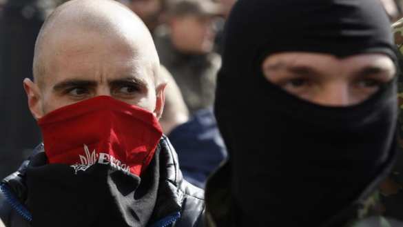 «Правый сектор» избил владельца авто с наклейкой цвета российского триколора в Одесской области (ВИДЕО) | Русская весна