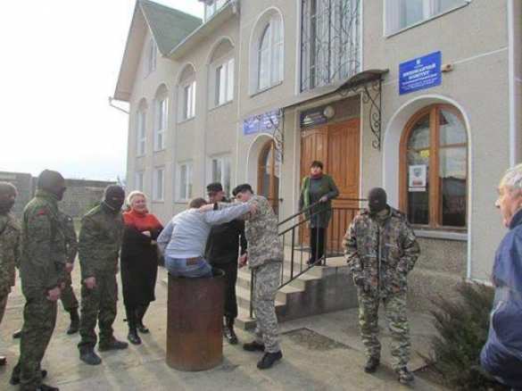 Ивано-Франковщина: «Правый сектор» «люстрировал» сельского голову в мусорнике (ВИДЕО) | Русская весна