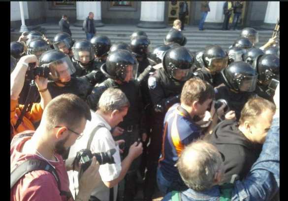 У Верховной рады в Киеве начались столкновения. «Правый сектор» пытается прорвать кордон милиции (онлайн) | Русская весна