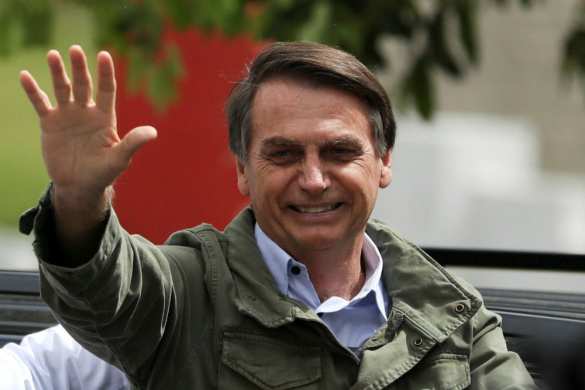 Президент Бразилии оконфузился, вместо ребенка взяв на руки карлика, который показал палец (ВИДЕО) | Русская весна