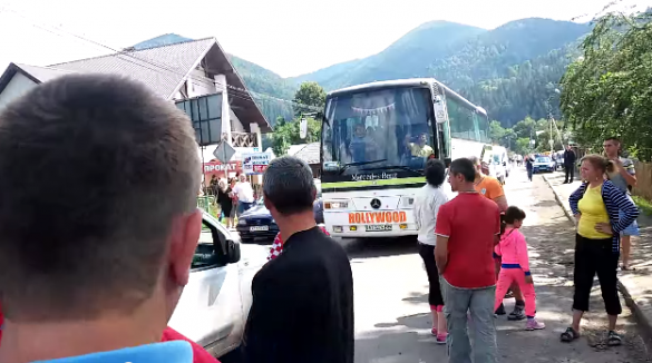 В Прикарпатье, местные жители и боевики в камуфляже перекрыли дорогу на Буковель (ВИДЕО) | Русская весна