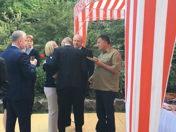 Продавцы Украины: как верхушка ВСУ и правительство отмечали День независимости США хот-догами на приёме у посла (ФОТОРЕПОРТАЖ) | Русская весна