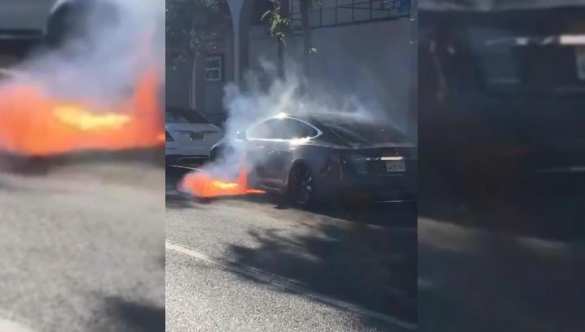 Британский продюсер едва не сгорел в своей Tesla (ВИДЕО) | Русская весна
