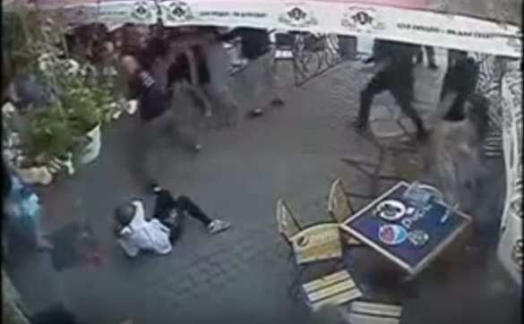 «Правый сектор» развлекается, избивая посетителей кафе во Львове (ВИДЕО) | Русская весна