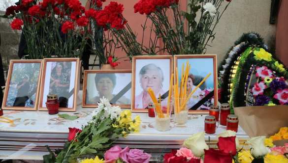 Пять тысяч человек пришли проститься с жертвами стрельбы в Кизляре (ФОТО, ВИДЕО) | Русская весна