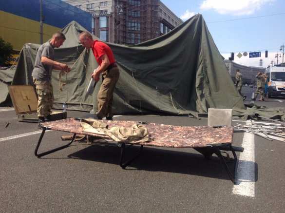 Сторонники арестованного комбата «Айдара» перегородили Крещатик большой палаткой (ФОТО) | Русская весна