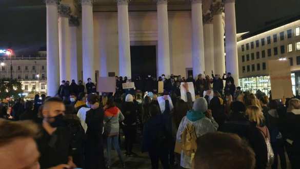 Польшу захлестнули массовые протесты из-за погибшей женщины после запрета абортов (ВИДЕО) | Русская весна