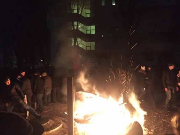 Протестующие жгут костры перед парламентом Молдавии (ФОТО) | Русская весна