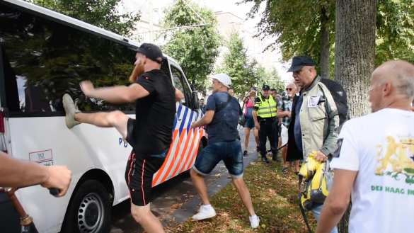 Шокирующие кадры из «демократического рая»: полиция избивала женщин за антикоронавирусный протест в Гааге (ВИДЕО) | Русская весна