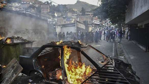 В Венесуэле идут протесты: сожгли статую Чавеса, есть жертвы (ФОТО, ВИДЕО) | Русская весна