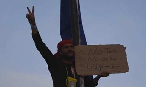 ЕС начал высылать мигрантов в Турцию, отчаявшиеся люди протестуют (ВИДЕО) | Русская весна