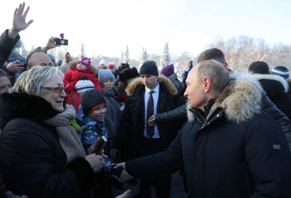 «Вы же замёрзли!» — Путин остановил кортеж и пообщался с жителями Череповца (ФОТО, ВИДЕО) | Русская весна