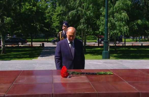 Путин возложил букет гвоздик для города-героя Киева (ВИДЕО) | Русская весна