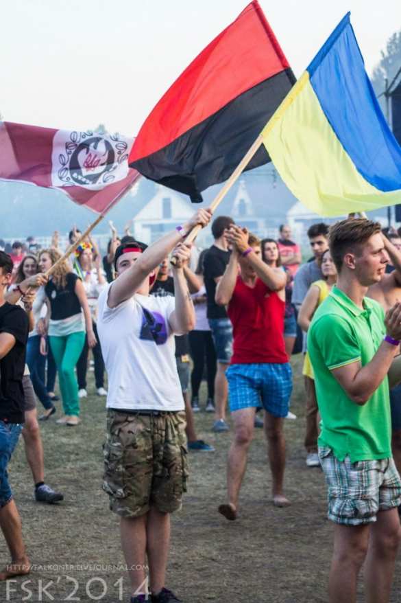 Ритуальные скачки, ряженые попы и нацистские «зиги» — в Луцке проходит «патриотический» фестиваль «Бандерштат» (ФОТО+ВИДЕО) | Русская весна