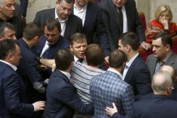 Новая драка в Раде. Соратник Ляшко избил коллегу костылём (ВИДЕО) | Русская весна