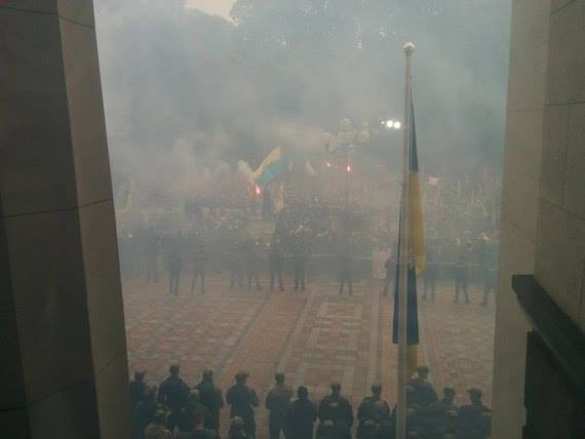 Депутаты Рады заседали в дыму (ФОТО, ВИДЕО) | Русская весна