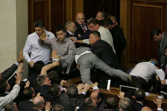 Записки из сумасшедшего дома: «Слуги народа» чуть не подрались в очереди за зарплатой в Раде (ВИДЕО) | Русская весна