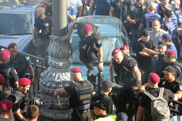 Киев: Протестующие перекрыли выходы из Рады и разбили автомобиль депутата (ФОТО, ВИДЕО) | Русская весна