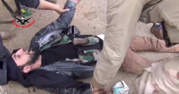 раненый боевик игил Боевик ИГИЛ поймал пулю в живот, бравируя на камеру в Сирии (ВИДЕО) | Русская весна