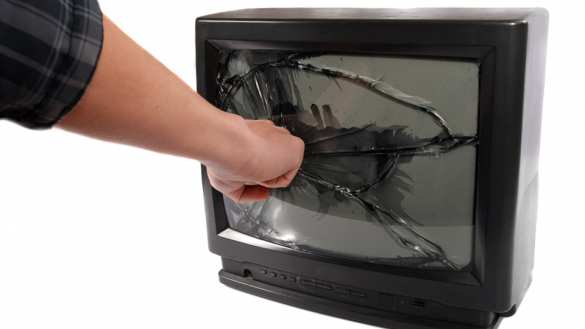 Болельщик растерзал телевизор и Macbook из-за розыгрыша жены (ВИДЕО) | Русская весна