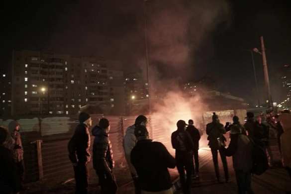 Погром в Киеве: толпа разгромила АЗС, забросала камнями спецназ и надела шину на шею начальнику полиции (ФОТО, ВИДЕО) | Русская весна