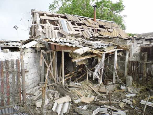 В результате обстрелов украинскими военными Горловки и Спартака есть жертвы и разрушения | Русская весна