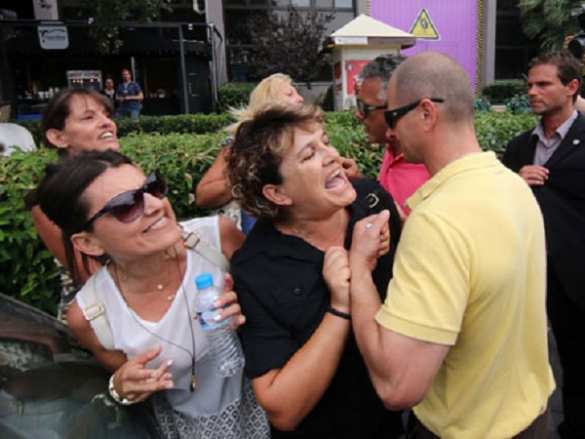 Разъяренные жены шахтеров напали на Ципраса (ВИДЕО) | Русская весна