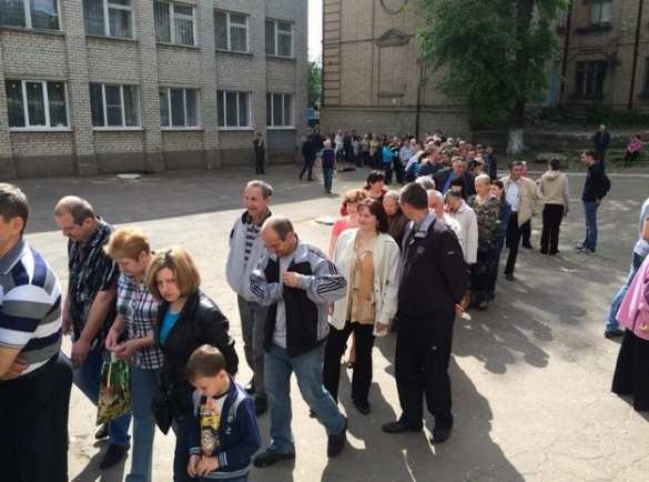 Украинские СМИ публикуют фотографии с очередями на референдуме 11 мая, выдавая их за фото с выборов Президента Украинские СМИ публикуют фотографии с очередями на референдуме 11 мая, выдавая их за фото с выборов Президента | Русская весна