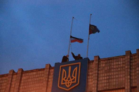 Артемовский горсовет Артемовск: милиция с народом, над горсоветом флаг Донецкой республики (фото) | Русская весна