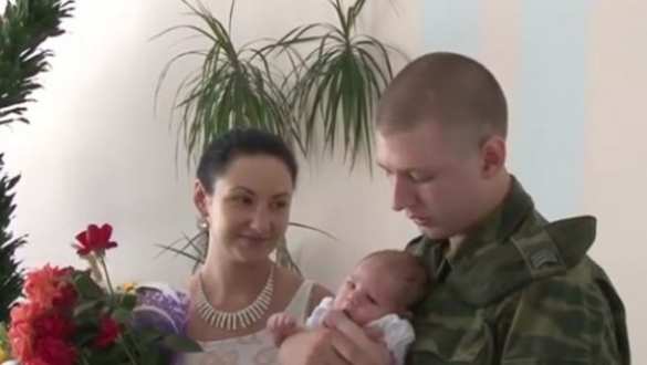 Новорожденной девочке в Донецке выдали первое свидетельство о рождении ДНР (ВИДЕО) | Русская весна