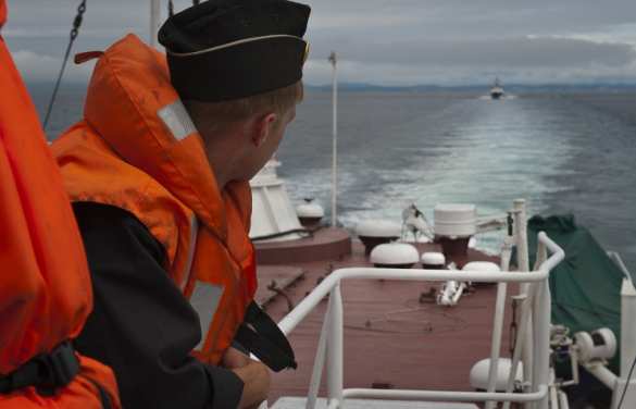 Российские пограничники помогли попавшим в беду украинским морякам | Русская весна