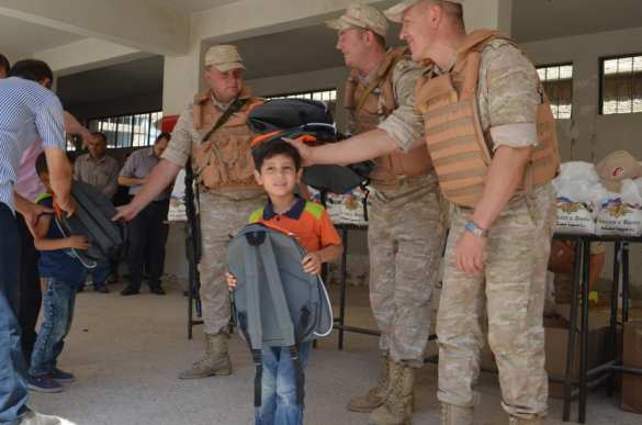 Трогательные кадры: Российские военные и первоклассники Сирии в освобождённом городе — репортаж РВ (ФОТО) | Русская весна