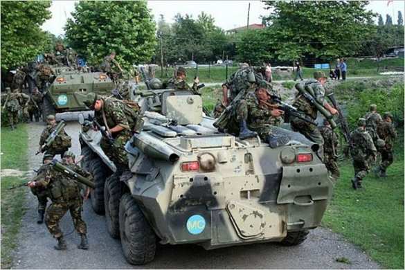 СНБО: 1000 российских военных, 12 танков и 52 БТР замечены в 5 км от украинской СНБО: 1000 российских военных, 12 танков и 52 БТР замечены в 5 км от украинской границы | Русская весна