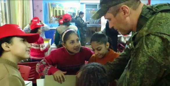 Трогательные кадры: Российские военные привезли подарки в Алеппо, а дети Сирии поздравили Россию с Новым годом (ВИДЕО) | Русская весна