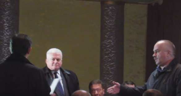 «Украинцев тут нет»: русины выгнали СБУшников с повестками (ВИДЕО) | Русская весна