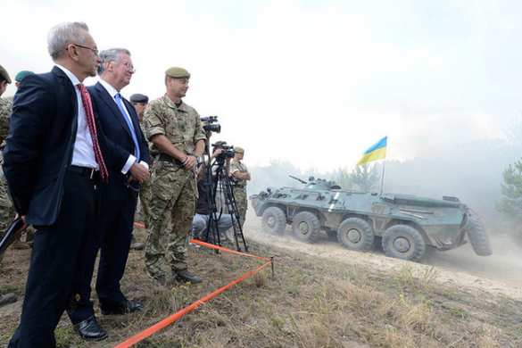 Украинские военнослужащие смачно матерятся на мероприятии с участием Министра Обороны Великобритании  (ВИДЕОФАКТ 18+) | Русская весна