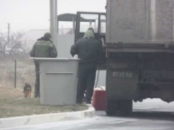 Сливая топливо с армейских «КАМАЗов», мелитопольские «барыги» создали частную «АЗС» (фото) | Русская весна