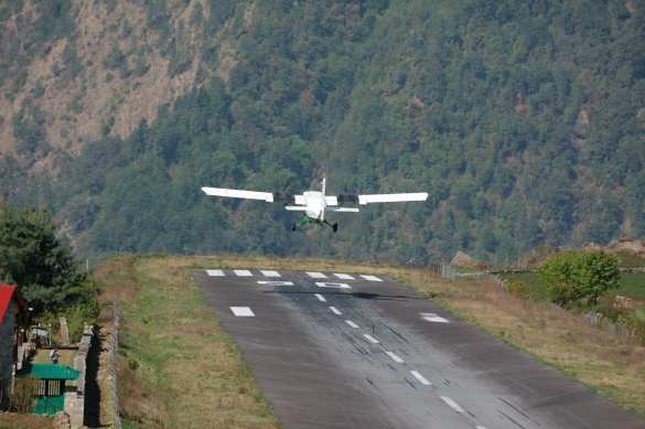 В Германии самолёт наехал на людей, трое погибли (ФОТО) | Русская весна