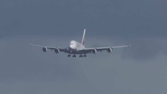 Пилот чудом посадил самолет во время урагана в Дюссельдорфе (ВИДЕО) | Русская весна