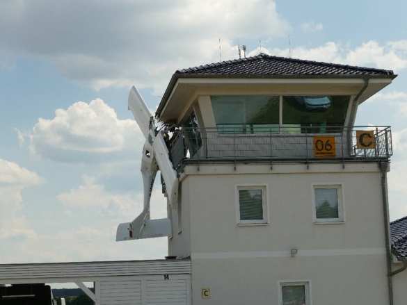 В Германии самолёт застрял в башне аэропорта (ФОТО) | Русская весна