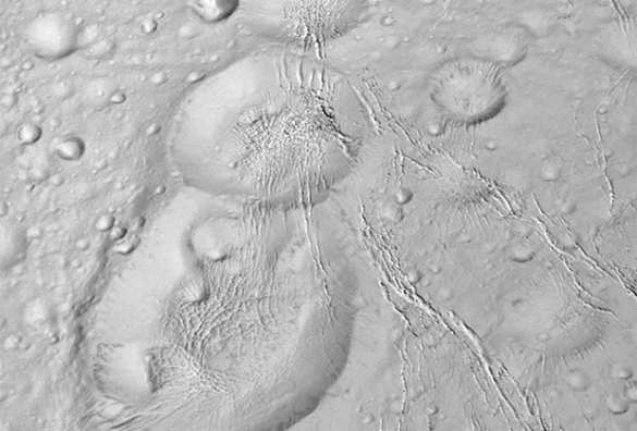 Станция Cassini нашла на спутнике Сатурна снеговик | Русская весна