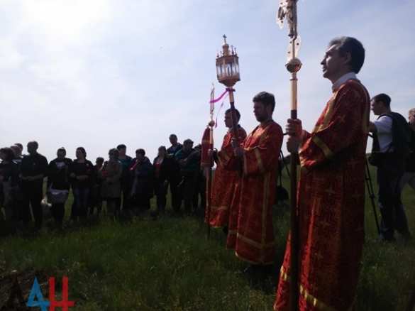 На Саур-Могиле тысячи людей почтили память погибших солдат (ВИДЕО) | Русская весна