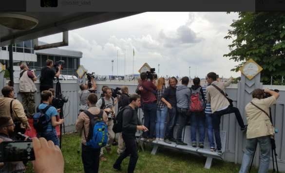 Встреча Савченко в аэропорту Борисполя — ПРЯМАЯ ТРАНСЛЯЦИЯ. Смотрите и комментируйте с «Русской Весной» (+ФОТО) | Русская весна