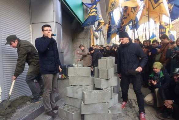 Radicals brick up Russian bank branch in central Kiev (VIDEO) | Русская весна