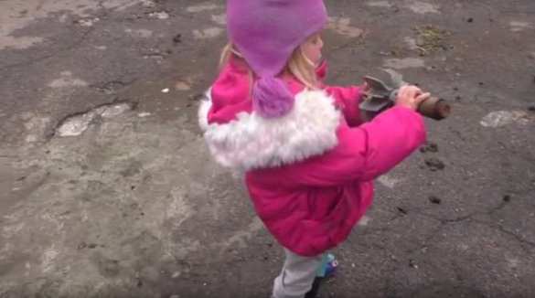 «Когда плохие дяди стреляют, мы бежим в подвал», — трёхлетняя Рита из Зайцево (ВИДЕО) | Русская весна