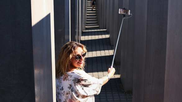 Память отшибло: почему в Европе популярны селфи в концлагерях и нацистская форма | Русская весна